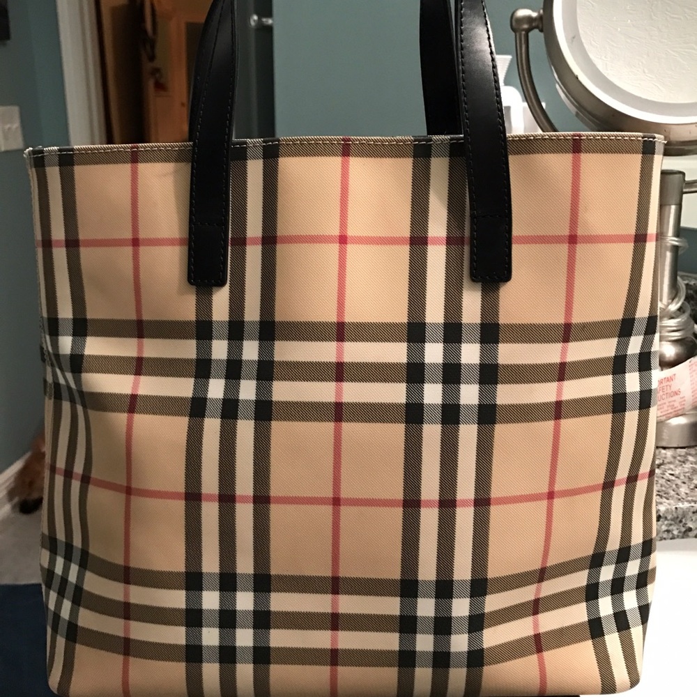 Like new Burberry bucket purse
